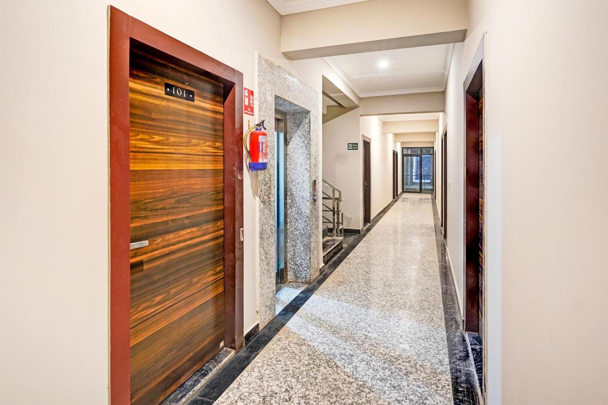Super Townhouse Sector 86 Near Sector 83 Metro Station Hotel Ноида Екстериор снимка